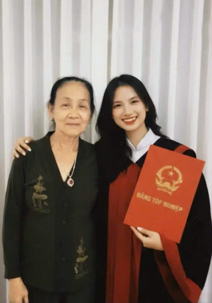Tấm hình tốt nghiệp của Mai Chi cùng bà nội được  thực hiện bằng ứng dụng AI - Ảnh do nhân vật cung cấp