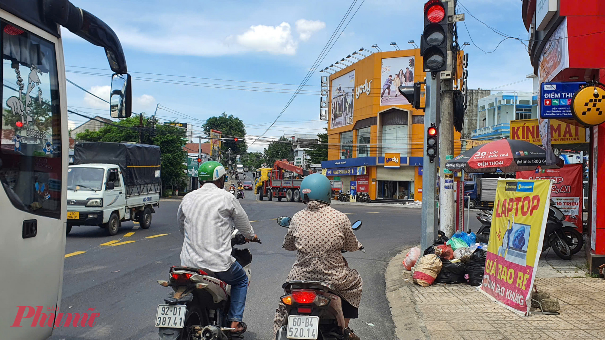 Tuy nhiên, tại nhiều phường xã khác vẫn chưa có phương án thu gom cụ thể, rác vẫn chất đống khắp các đoạn đường.