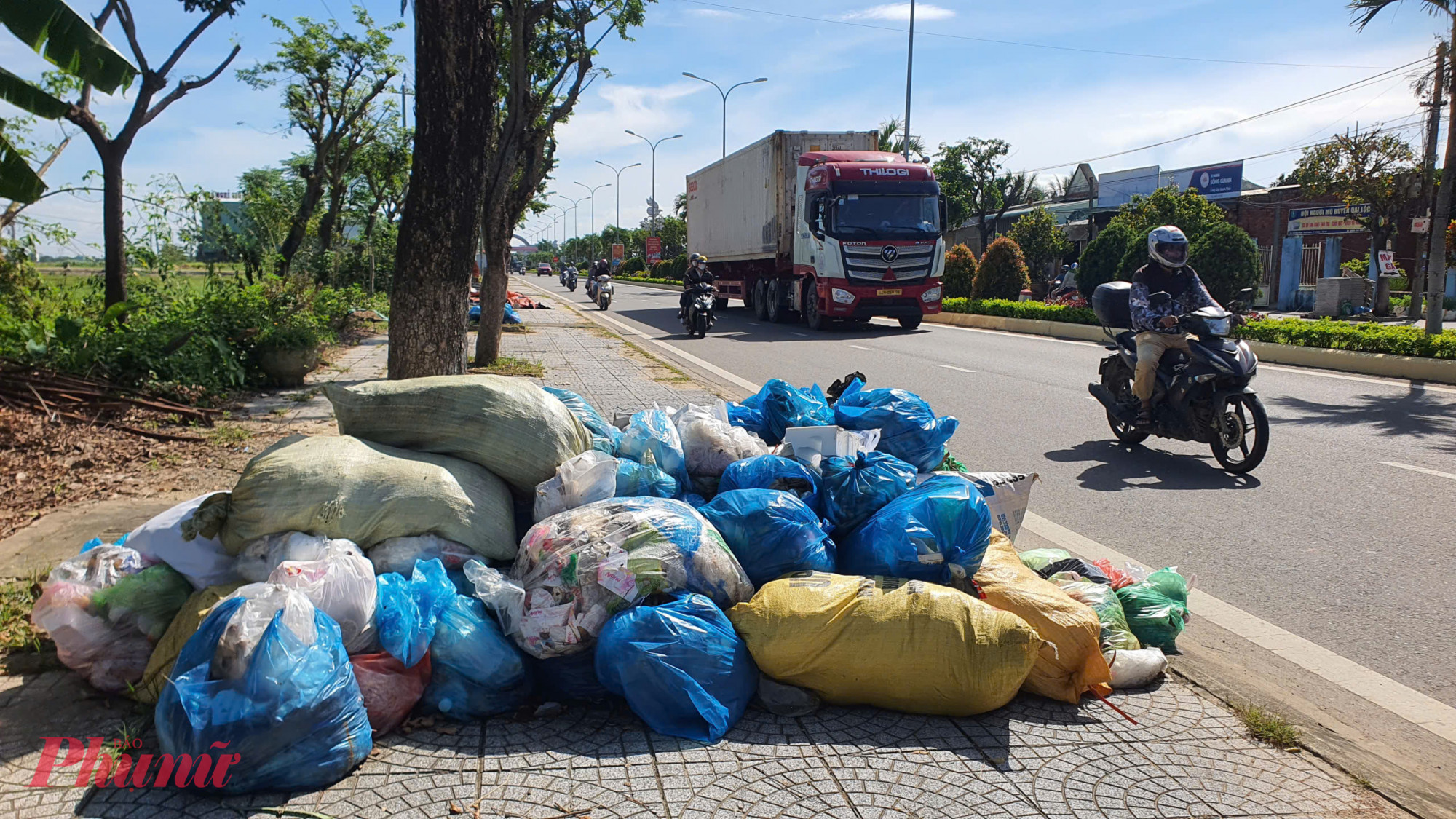 Tuy nhiên mới đây, Công an TP Đà Nẵng phối hợp với Cục Cảnh sát Môi trường – Bộ Công an phát hiện Công ty Cổ phần Môi trường Huy Hoàng ECO có hành vi chôn lấp, đổ thải chất thải trái quy định xảy ra tại thôn Phú Quý, xã Đại Lộc, TP Đà Nẵng.
