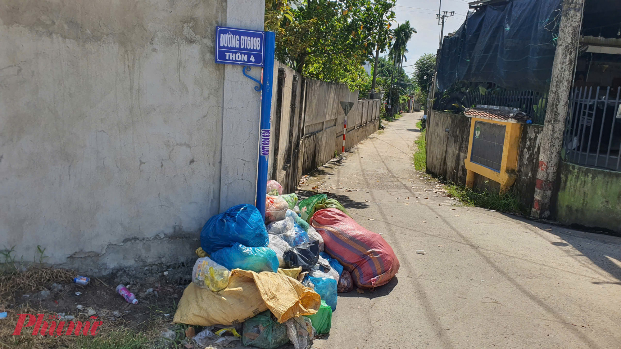 Những điểm tập kết rác thải tạm này được thị xã Điện Bàn cũ xây dựng tại 5 phường vùng Đông cũ trước đây, nhằm dự lường tình huống rác thải chưa kịp được công ty môi trường thu gom.