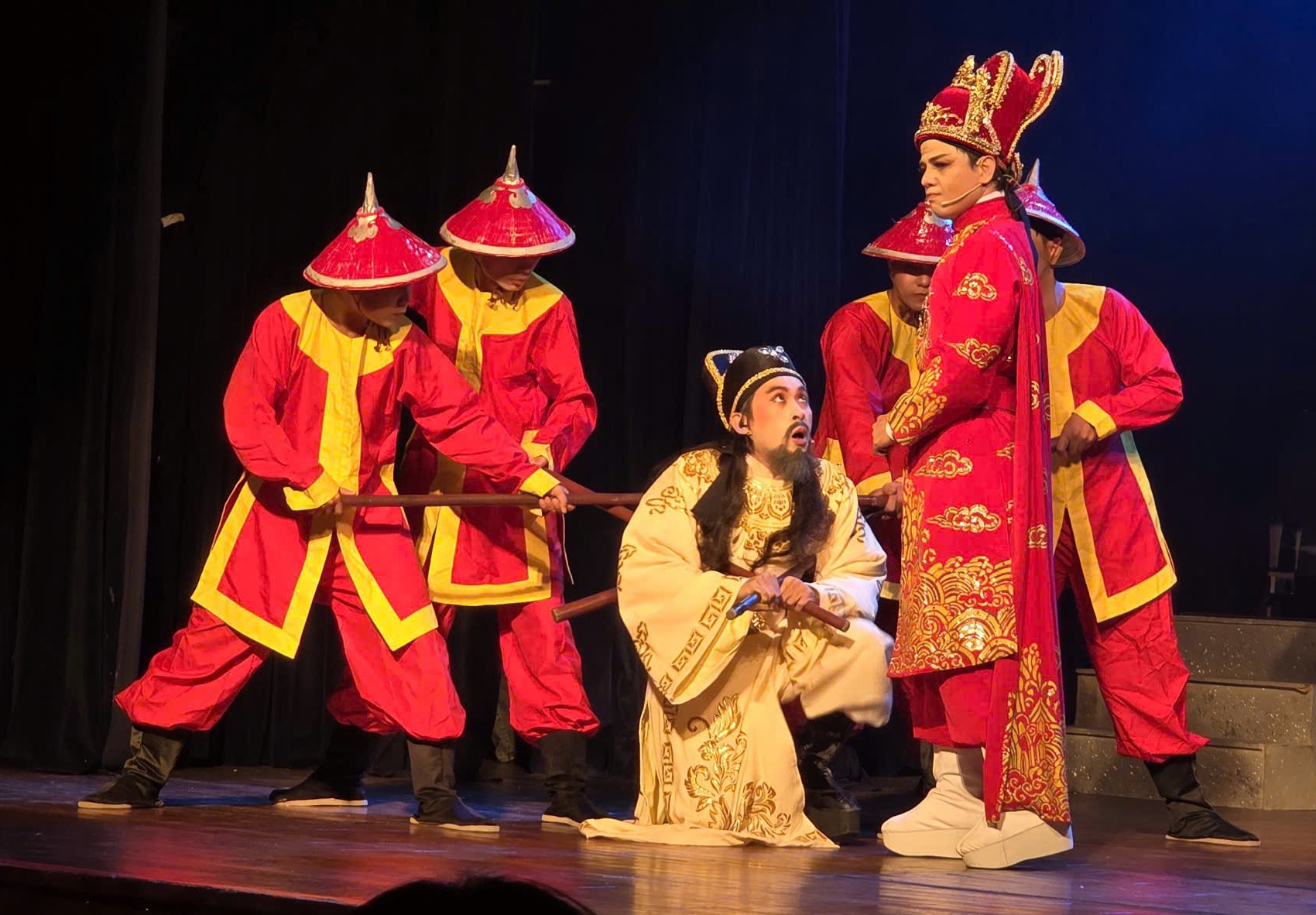 Các bạn trẻ ấn tượng với trích đoạn cải lương Người mang 9 án tử - Ảnh: NGỌC TUYẾT