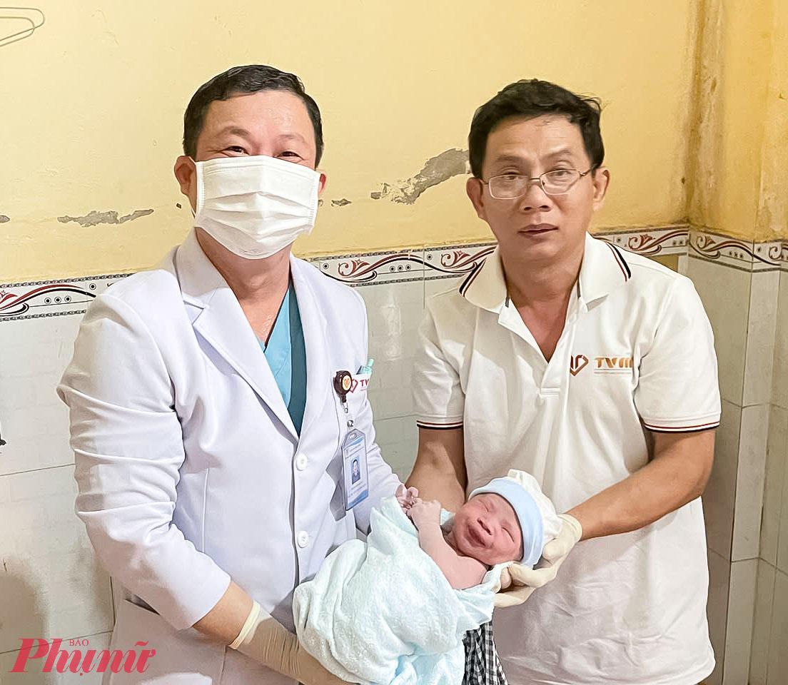 Bé sơ sinh đẻ rơi được bác sĩ Khải ứng cứu thành công. Ảnh: Hoàng Thịnh