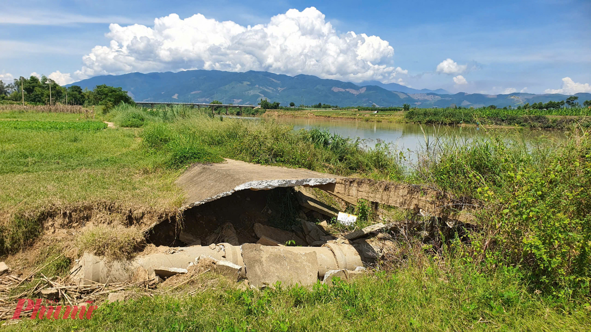 Tại thôn Quảng Đại, công trình kè sông Quảng Huế đã bị sạt lở nặng nề, đặc biệt đoạn qua thôn Quảng Đại.