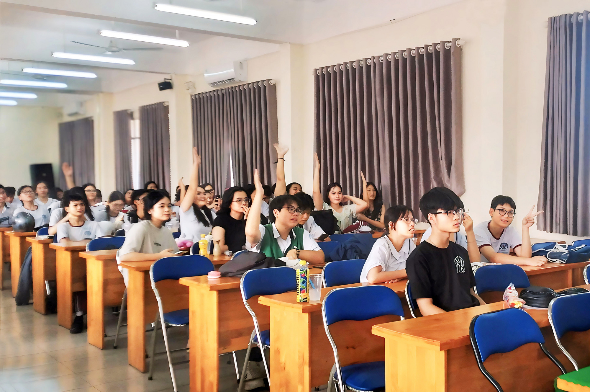 Học viên Trung tâm Giáo dục thường xuyên Chu Văn An giao lưu, tìm hiểu các tác phẩm văn học Việt Nam bằng tiếng Anh