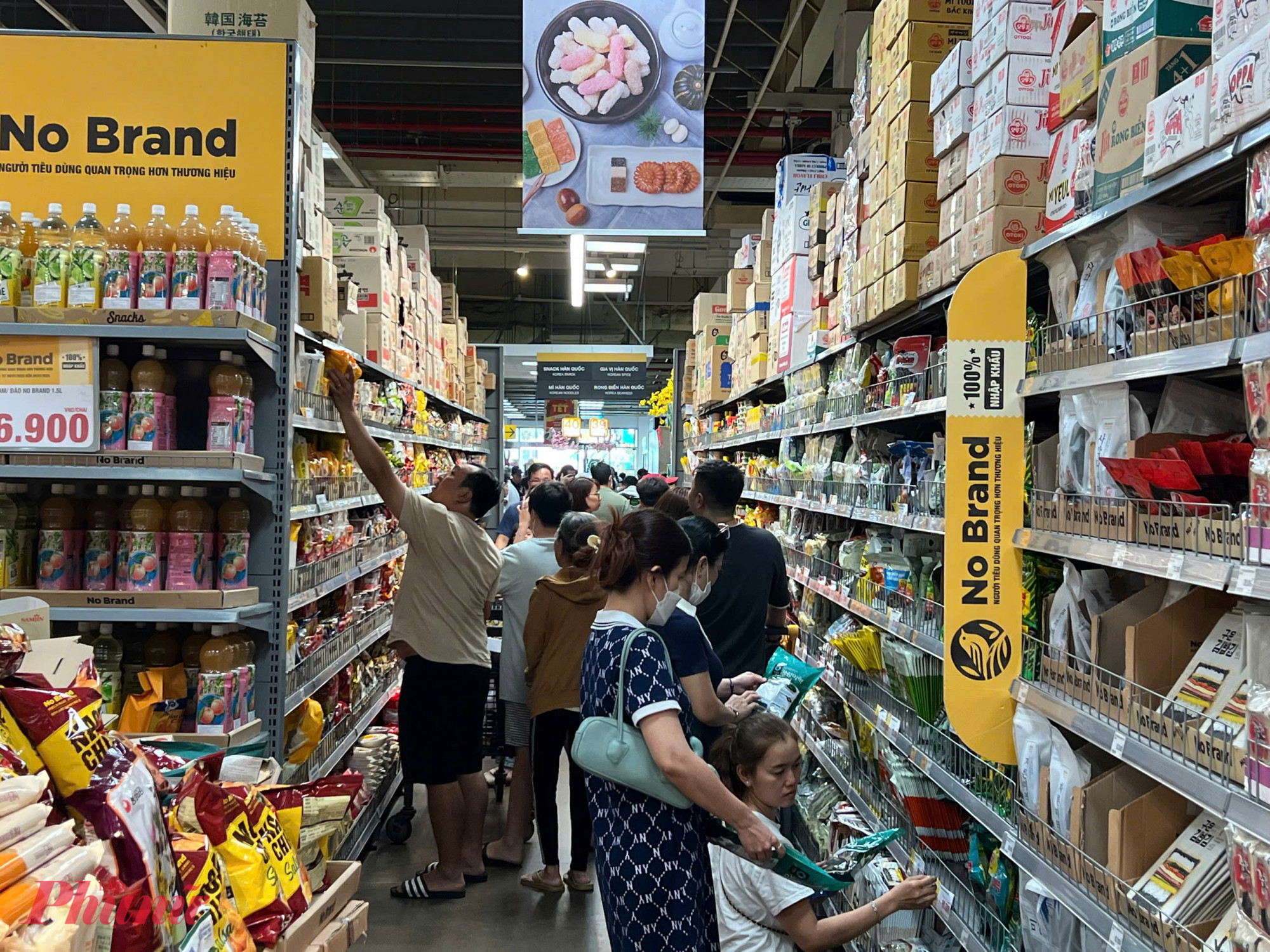 Các doanh nghiệp nước giải khát đang phải chi những khoản lớn để cải tiến công thức (như giảm đường), điều chỉnh kế hoạch kinh doanh, trong khi sức mua trên thị trường đang suy giảm - Ảnh: Mai Ca
