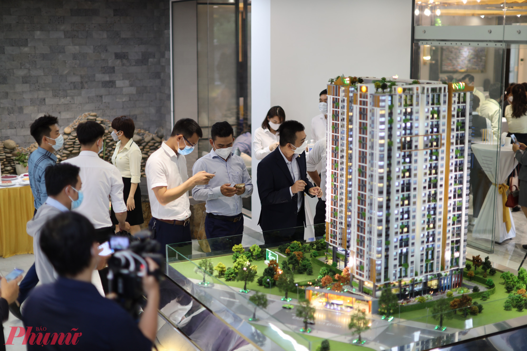Khách hàng đang xem dự án căn hộ tại TPHCM