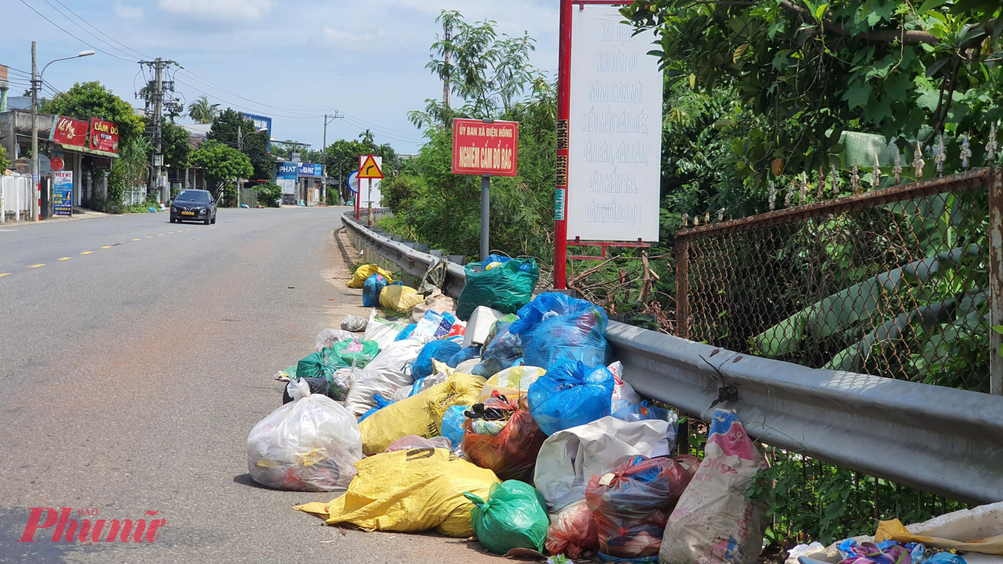 Tuy nhiên, do việc dừng thu gom kéo dài, người dân đã phải mang rác chất đống trước nhà hoặc vứt ở các khu vực vắng người.