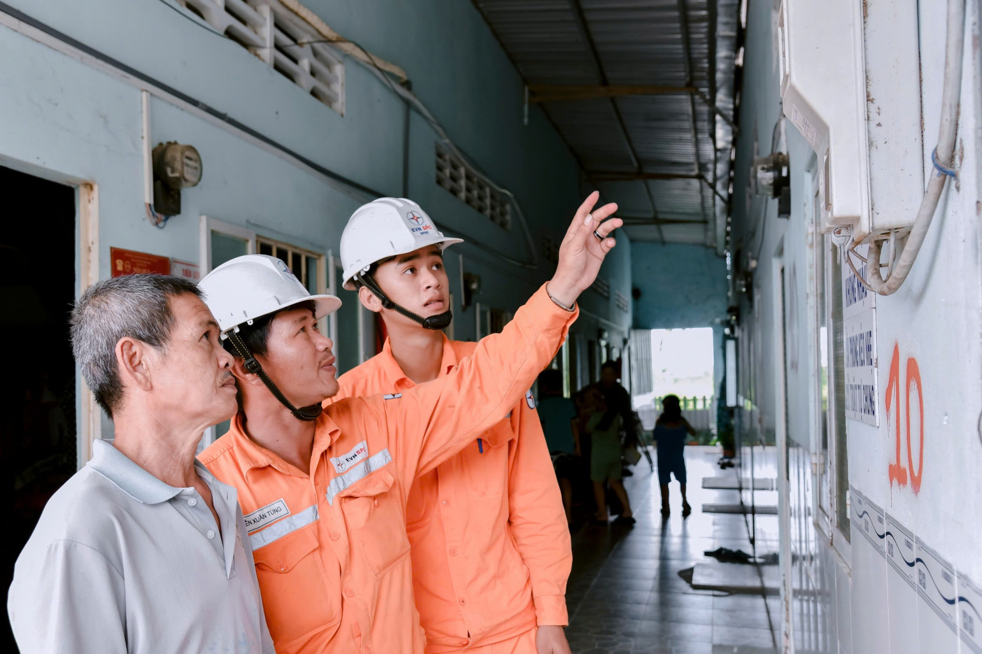 CBCNV Công ty Điện lực An Giang tuyên truyền, hướng dẫn sử dụng điện an toàn cho người dân - Ảnh: EVNSPC