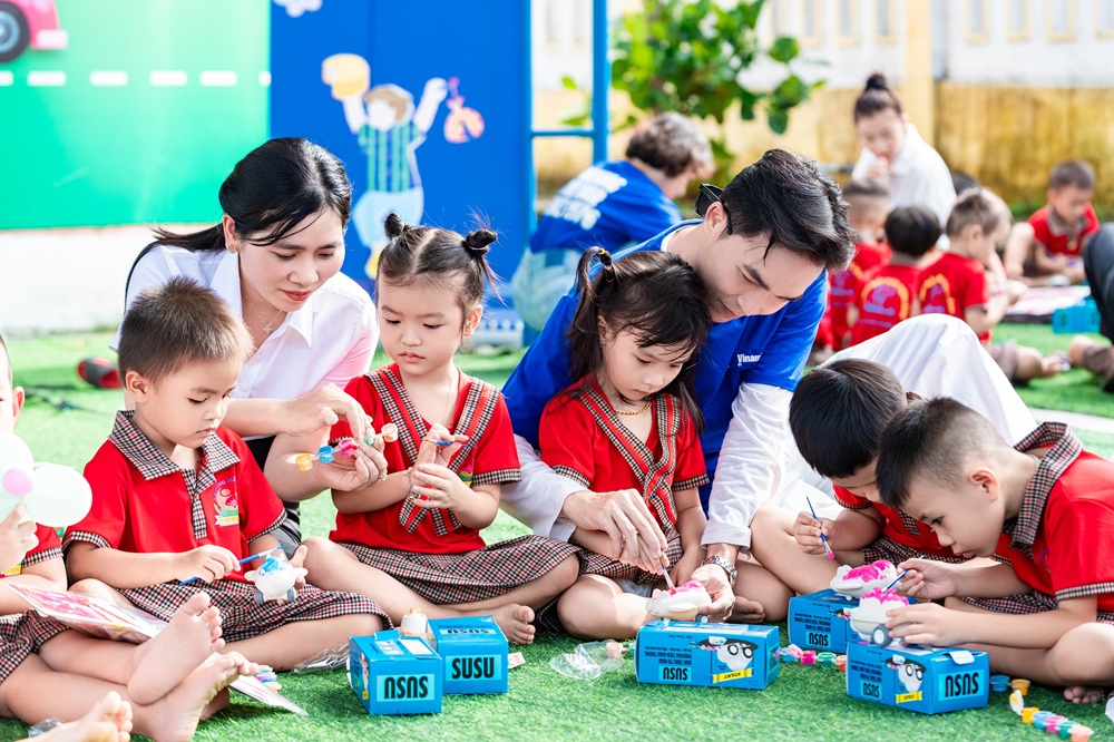 Sân trường rộn rã tiếng cười, những trò chơi sôi động, những bàn tay bé xíu khéo léo tô màu, vẽ nên bức tranh thơ trẻ, tô nên những ước mơ - Ảnh: Vi Nam