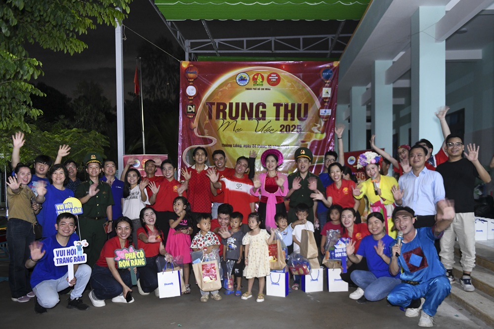 Hành trình yêu thương tiếp tục lan tỏa khi Vinamilk cùng các nghệ sĩ, tình nguyện viên mang hàng chục ngàn sản phẩm dinh dưỡng đến với thiếu nhi đảo Thiềng Liềng (TPHCM) trong chương trình “Trung thu mơ ước” - Ảnh: Vi Nam