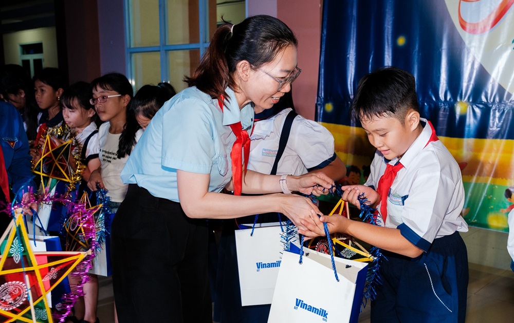 Tại chương trình “Ánh trăng hòa bình” ở xã Kim Long (TPHCM), những món quà dinh dưỡng của Vinamilk được trao đến các em nhỏ với rất nhiều yêu thương - Ảnh: Vi Nam