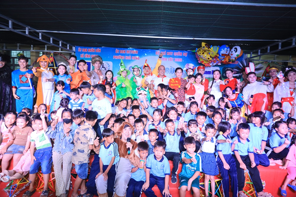 Hàng chục ngàn sản phẩm dinh dưỡng Vinamilk đã được gửi tặng cho thiếu nhi vùng biên tại xã Vĩnh Hưng, tỉnh Tây Ninh trong chương trình Trung thu biên cương - Ảnh: Vi Nam