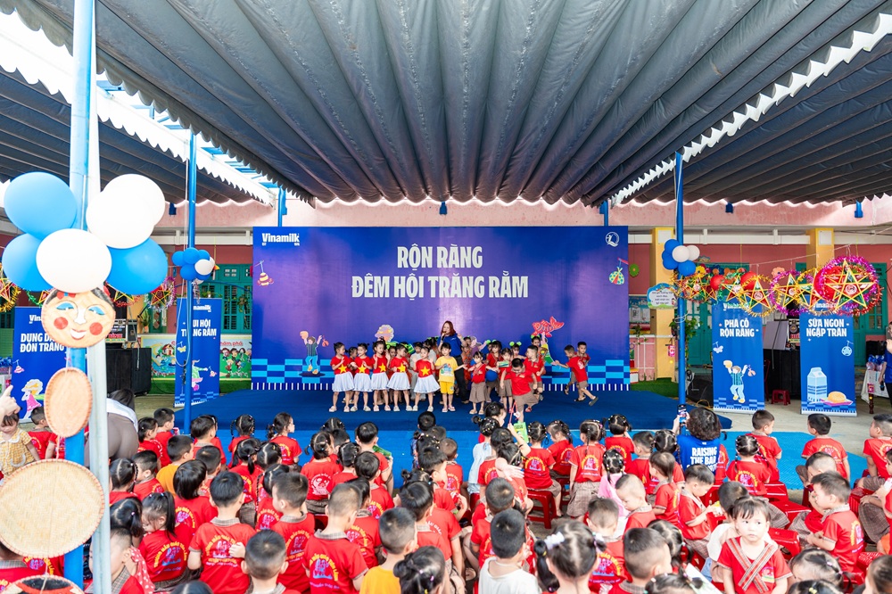 Hàng ngàn sản phẩm dinh dưỡng, hàng ngàn bộ dụng cụ học tập, cùng nhiều quà bánh đã đến với các em nhỏ Trường Mẫu giáo Tiên Lãnh, xã Lãnh Ngọc, Đà Nẵng - Ảnh: Vi Nam
