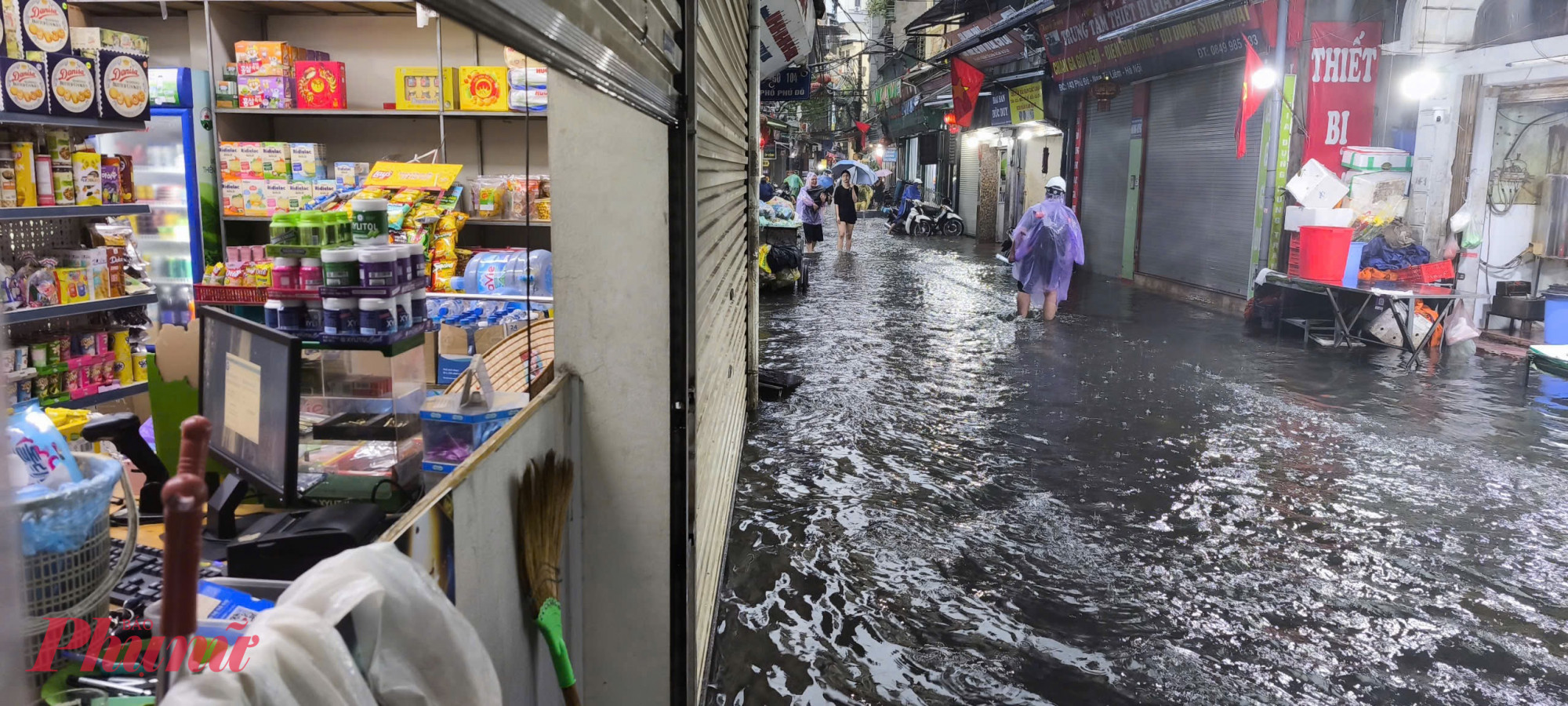Tại khu phố Phú Đô, nước đã ngập vào nhà dân.
