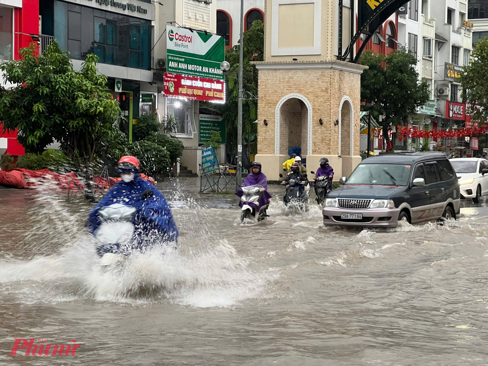 Theo dự báo của Đài Khí tượng thủy văn Bắc Bộ: ngày 07/10, Thành phố Hà Nội có mưa vừa, mưa to có nơi mưa rất to và dông, gây ngập tại nhiều nơi.