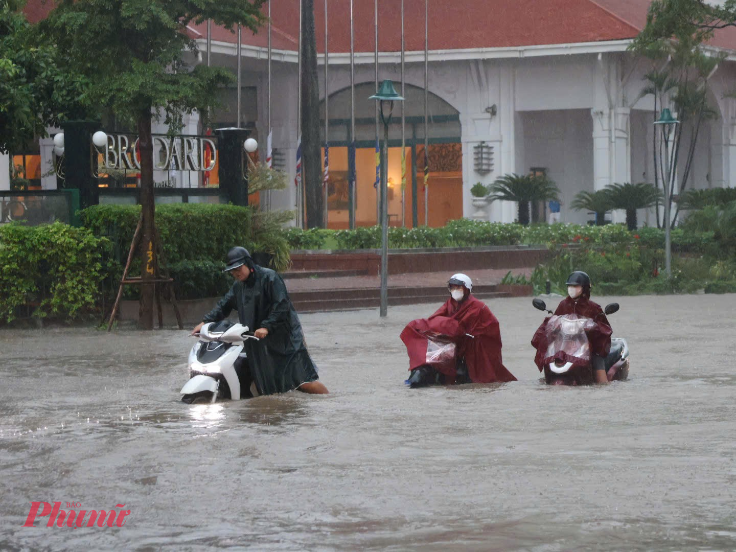 Trục đường Liễu Giai ngập sâu, người dân đi lại rất khó khăn.