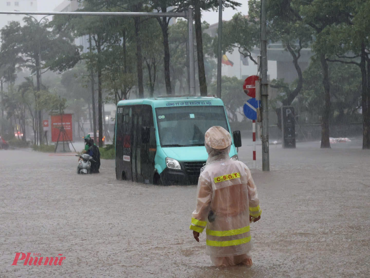 Người dân vất vả tìm chỗ cao để di chuyển trên đường.