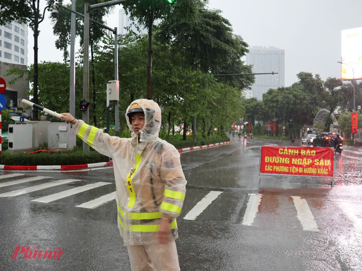 Phòng CSGT khuyến cáo, người dân khi di chuyển trong mưa cần bật đèn chiếu sáng, giảm tốc độ, giữ khoảng cách an toàn, quan sát kỹ và chấp hành nghiêm hướng dẫn của lực lượng CSGT để bảo đảm an toàn cho bản thân và cộng đồng.