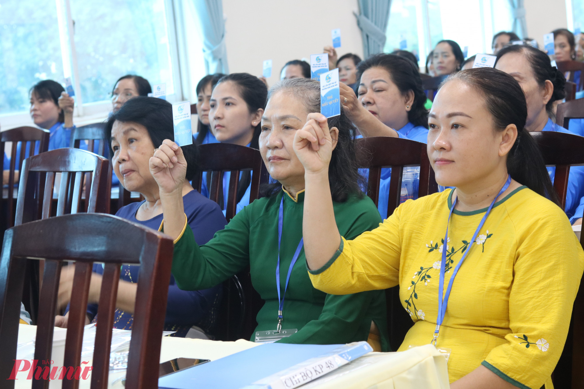 Đại biểu biểu quyết thông qua Nghị quyết Đại hội đại biểu Phụ nữ phường Bình Hưng Hoà, nhiệm kỳ 2025 – 2030 - Ảnh: Thảo Nguyên
