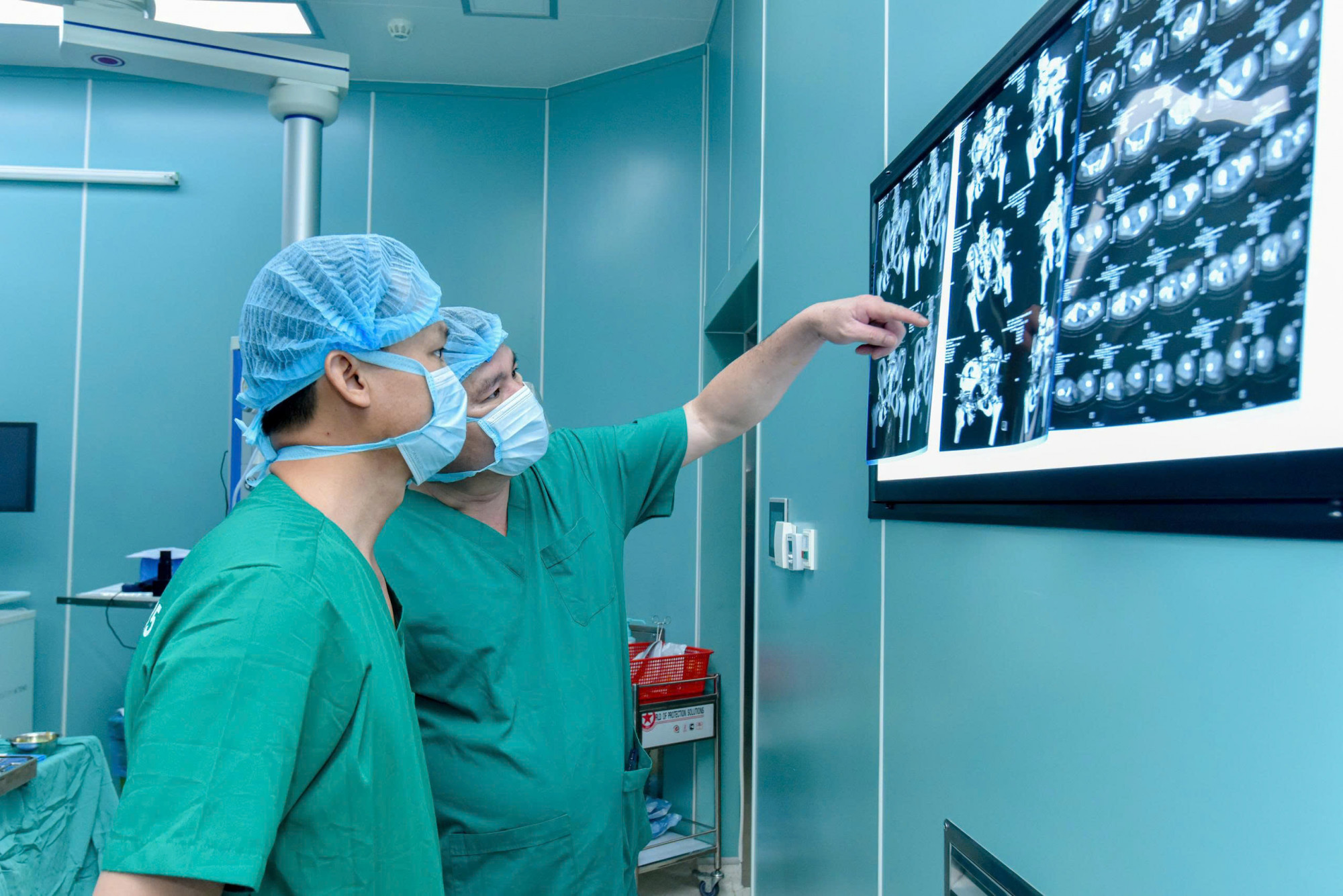Các bác sĩ hội chẩn tình trạng đa chấn chương của bệnh nhân, ảnh BV