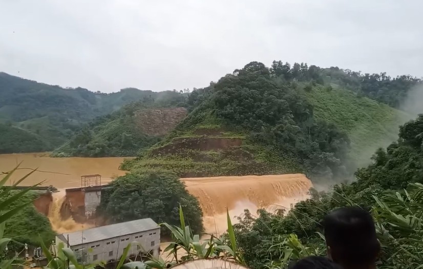Vị trí vỡ đập thủy điện Bắc Khê, tỉnh Lạng Sơn. Ảnh cắt từ clip do gười dân cung cấp