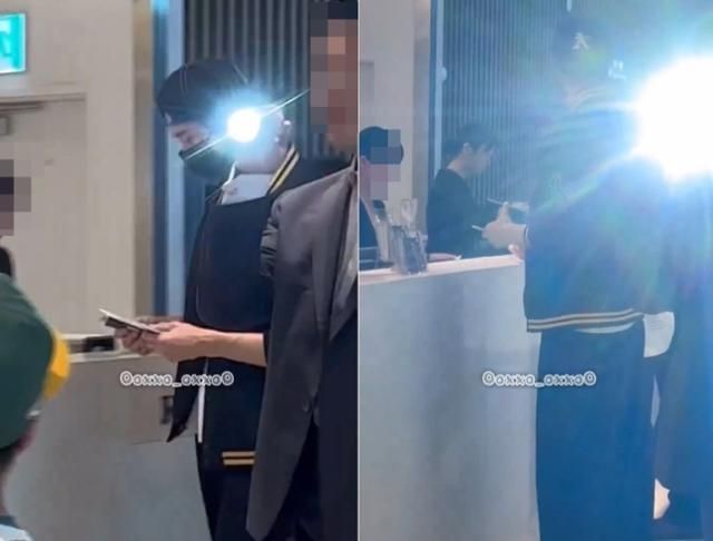 Một nhân viên bảo vệ của nam diễn viên Byeon Woo-seok chiếu đèn pin mạnh vào những người khác đang sử dụng phòng chờ tại Sân bay Quốc tế Incheon, ngày 12 tháng 7