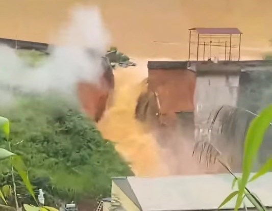 Đập thủy điện Bắc Khê, Lạng Sơn bị vỡ. Ảnh cắt tư clip do người dân cung cấp