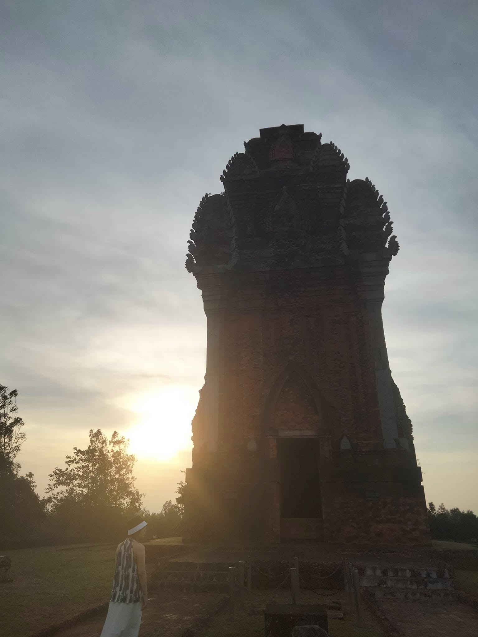 Tháp Cánh Tiên lộng lẫy dưới ráng chiều