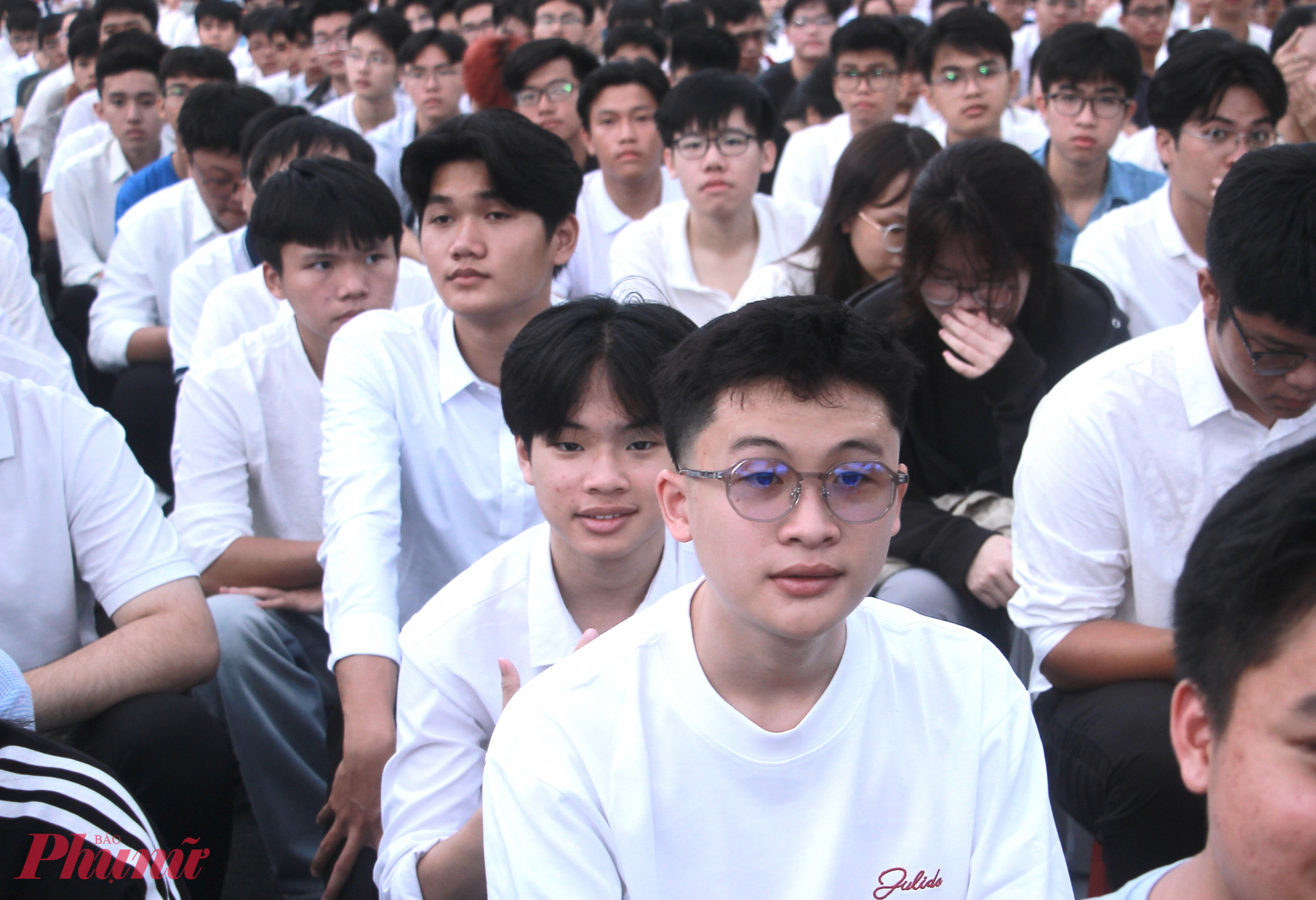 Sinh viên được Trường đại học Bách khoa mua bảo hiểm tai nạn và được vay vốn không lãi để đóng học phí - Ảnh: Nguyễn Loan