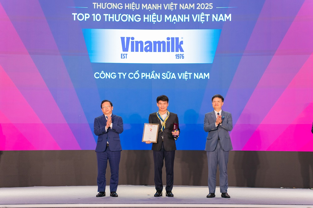 Đại diện Vinamilk, ông Phạm Tuyên - Giám đốc Chi nhánh Vinamilk Hà Nội, nhận vinh danh Top 10 thương hiệu mạnh Việt Nam 2025 - Ảnh: Vinamilk