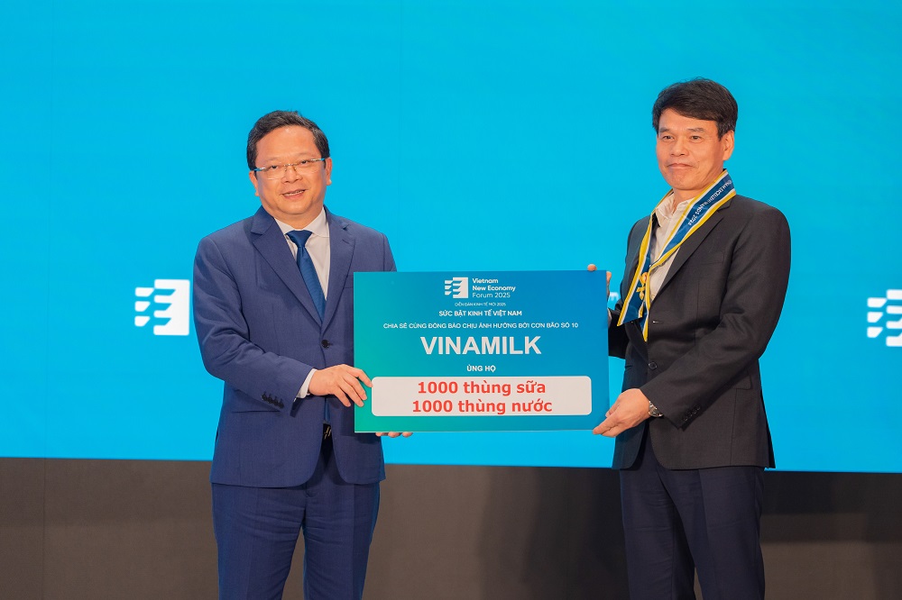 Đại diện Vinamilk, ông Phạm Tuyên - Giám đốc Chi nhánh Vinamilk Hà Nội, chia sẻ cùng đồng bào chịu ảnh hưởng bởi cơn bão số 10 - Ảnh: Vinamilk