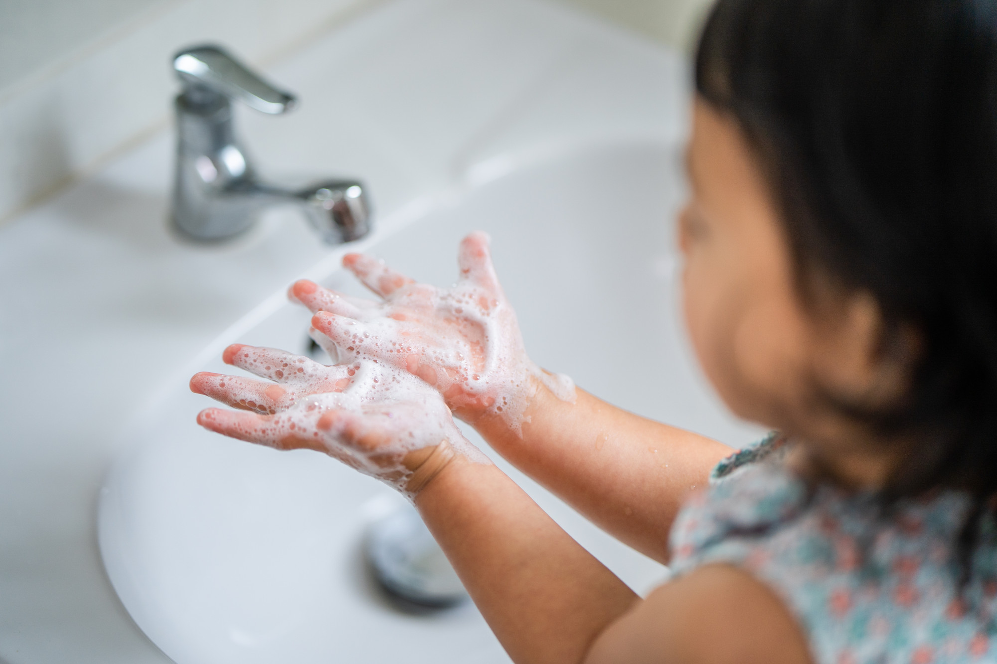 Cần hướng dẫn trẻ vệ sinh cá nhân sạch sẽ, không dùng chung đồ cá nhân để tránh bệnh ghẻ lây lan (ảnh Freepik)