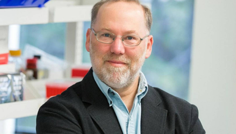 Fred Ramsdell, từ công ty công nghệ sinh học Sonoma Biotherapeutics, Mỹ; và Shimon Sakaguchi, thuộc Đại học Osaka, Nhật Bản. Giá trị giải thưởng 11 triệu krona Thụy Điển (gần 1,2 triệu USD), được chia đều cho những người đoạt giải.