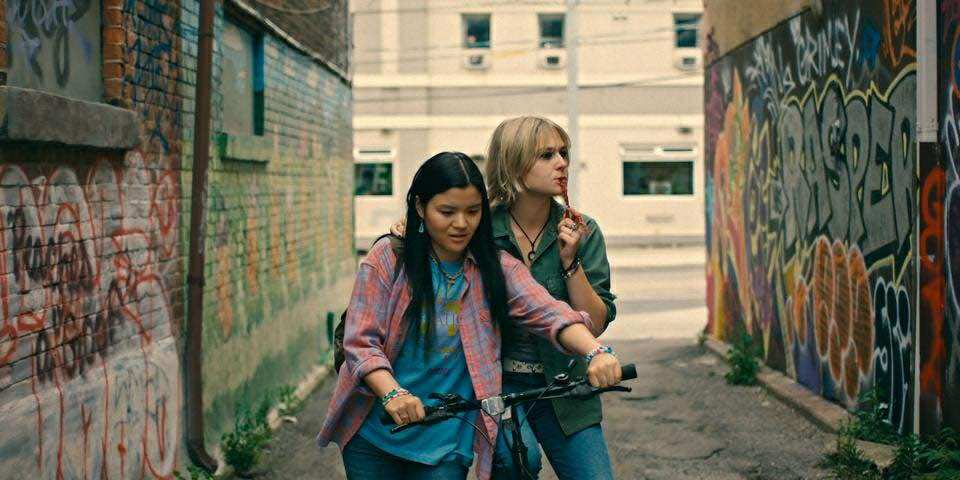 Abbie, Leila - những đứa trẻ vị thành niên bị mất kết nối với gia đình. Ảnh: Netflix