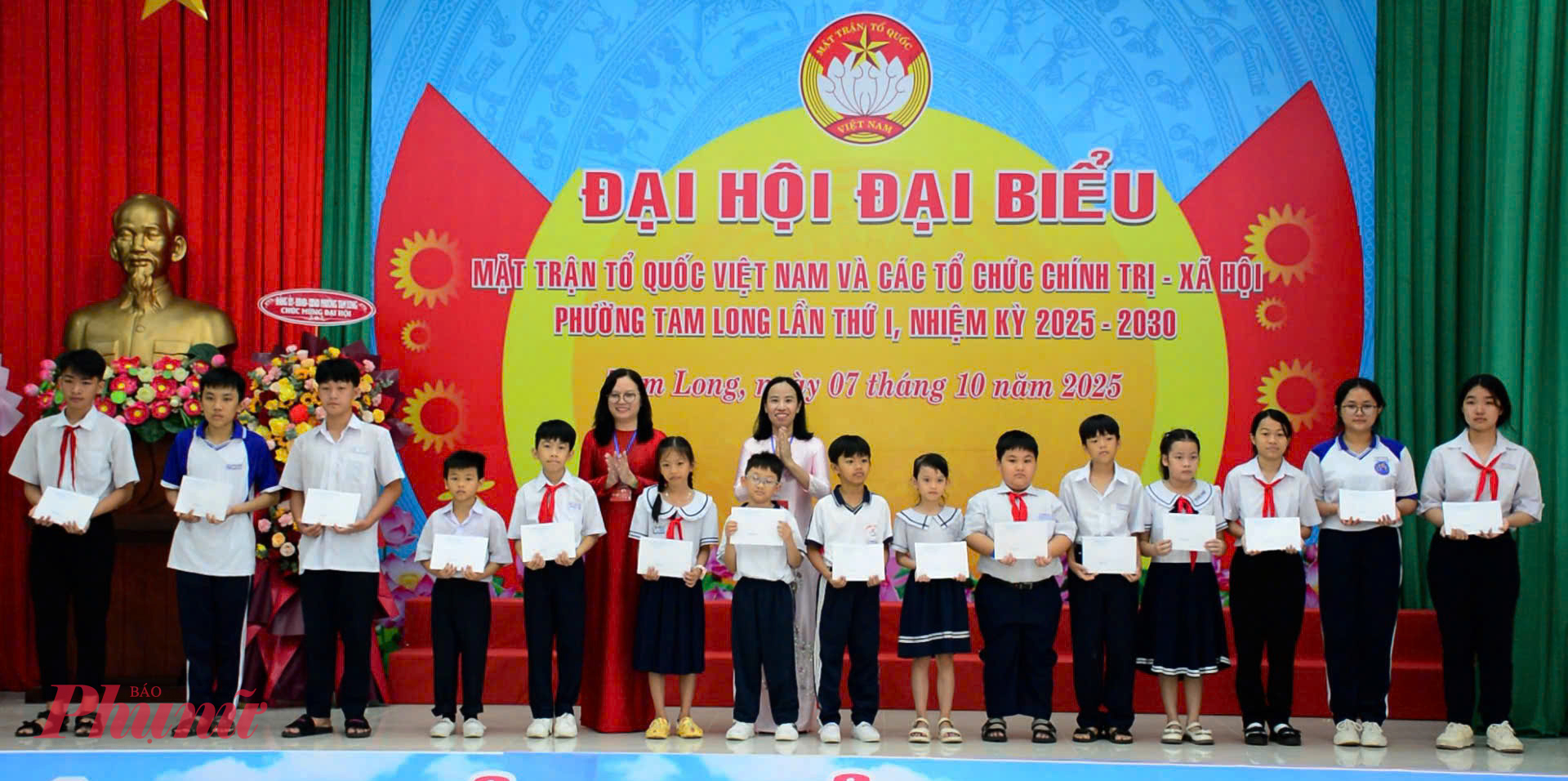 Tại đại hội cũng đã tặng quà, học bổng cho 17 hộ có hoàn cảnh khó khăn và 17 học sinh vượt khó học giỏi; khen thưởng 8 tập thể, 30 cá nhân điển hình tiên tiến giai đoạn 2020 - 2025.