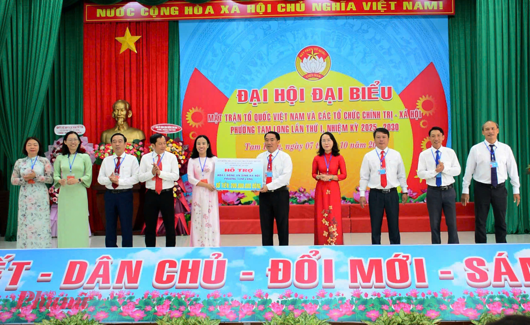 Nhân dịp đại hội, Ủy ban MTTQ Việt Nam Thành phố Hồ Chí Minh trao hỗ trợ 200 triệu đồng để thực hiện hoạt động an sinh xã hội tại phường Tam Long