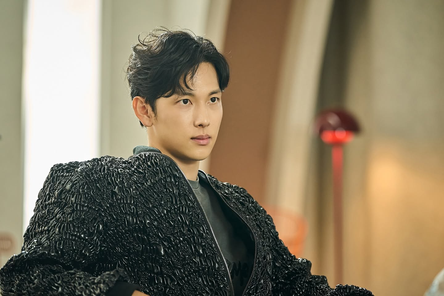 Yim Si-wan trong phim Mantis. Ảnh: Netflix