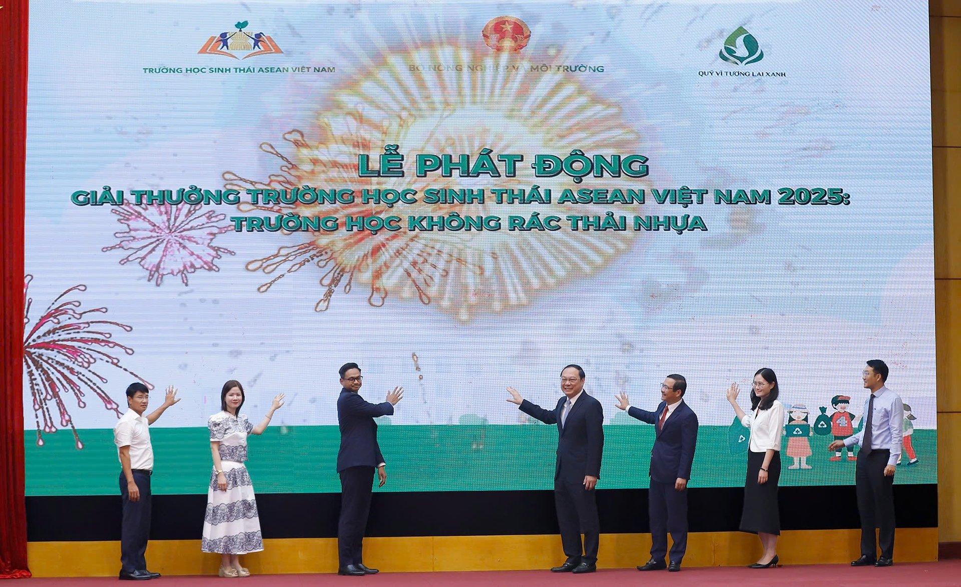 Các đại biểu thực hiện nghi lễ bấm nút khởi động giải thưởng. Ảnh: Khương Trung.