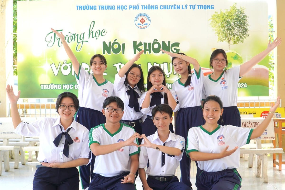 Học sinh THPT chuyên Lý Tự Trọng (TP Cần Thơ) truyền cảm hứng về bảo vệ môi trường đến nhiều học sinh. Ảnh: Kim Anh.
