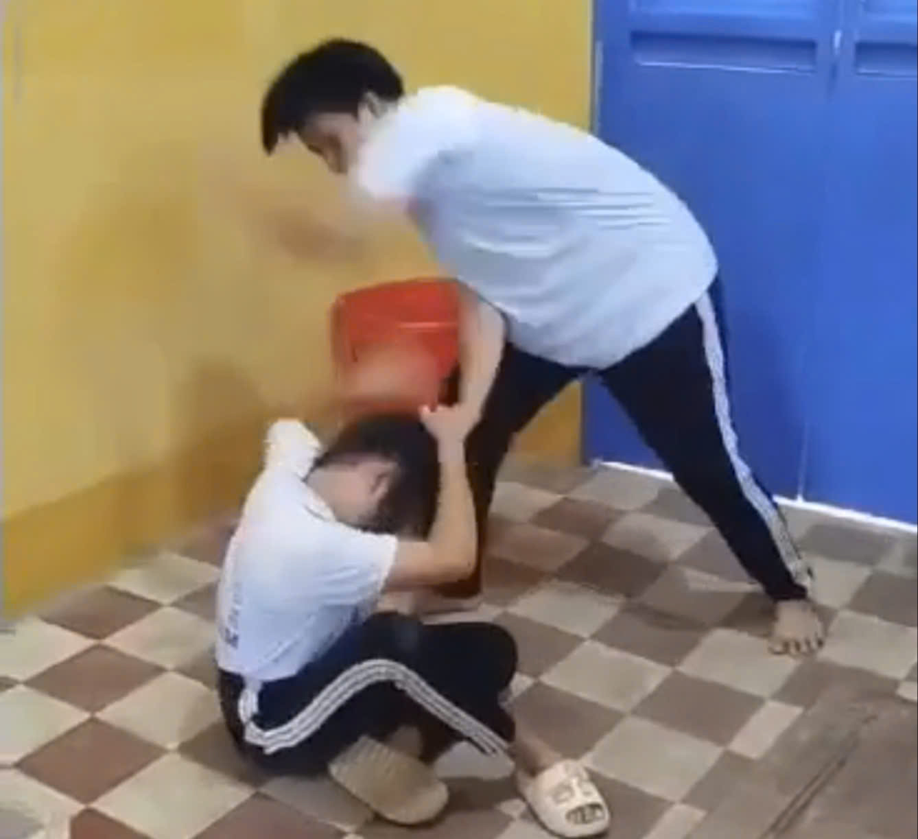 Hình ảnh nam sinh mặc đồng phục thể dục túm tóc đánh nữ sinh khiến cộng đồng bức xúc - Ảnh cắt từ clip
