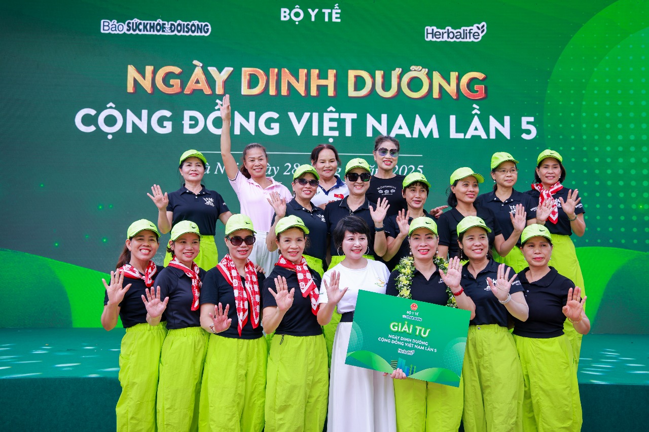 Các thành viên đội thi đạt giải Tư chụp ảnh lưu niệm tại “Ngày Dinh dưỡng cộng đồng Việt Nam” lần thứ 5 - Ảnh: Herbalife