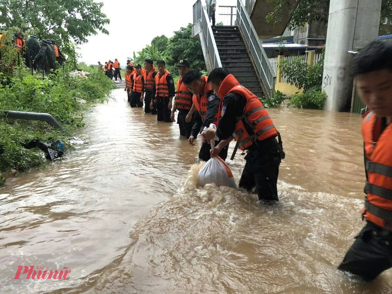 Lực lượng chức năng đã hỗ trợ di chuyển hàng trăm hộ dân, tài sản đến khu vực an toàn, trong đó có nhiều người già, phụ nữ, trẻ em; vận chuyển tiếp tế nhu yếu phẩm cho nhân dân ở những nơi bị cô lập