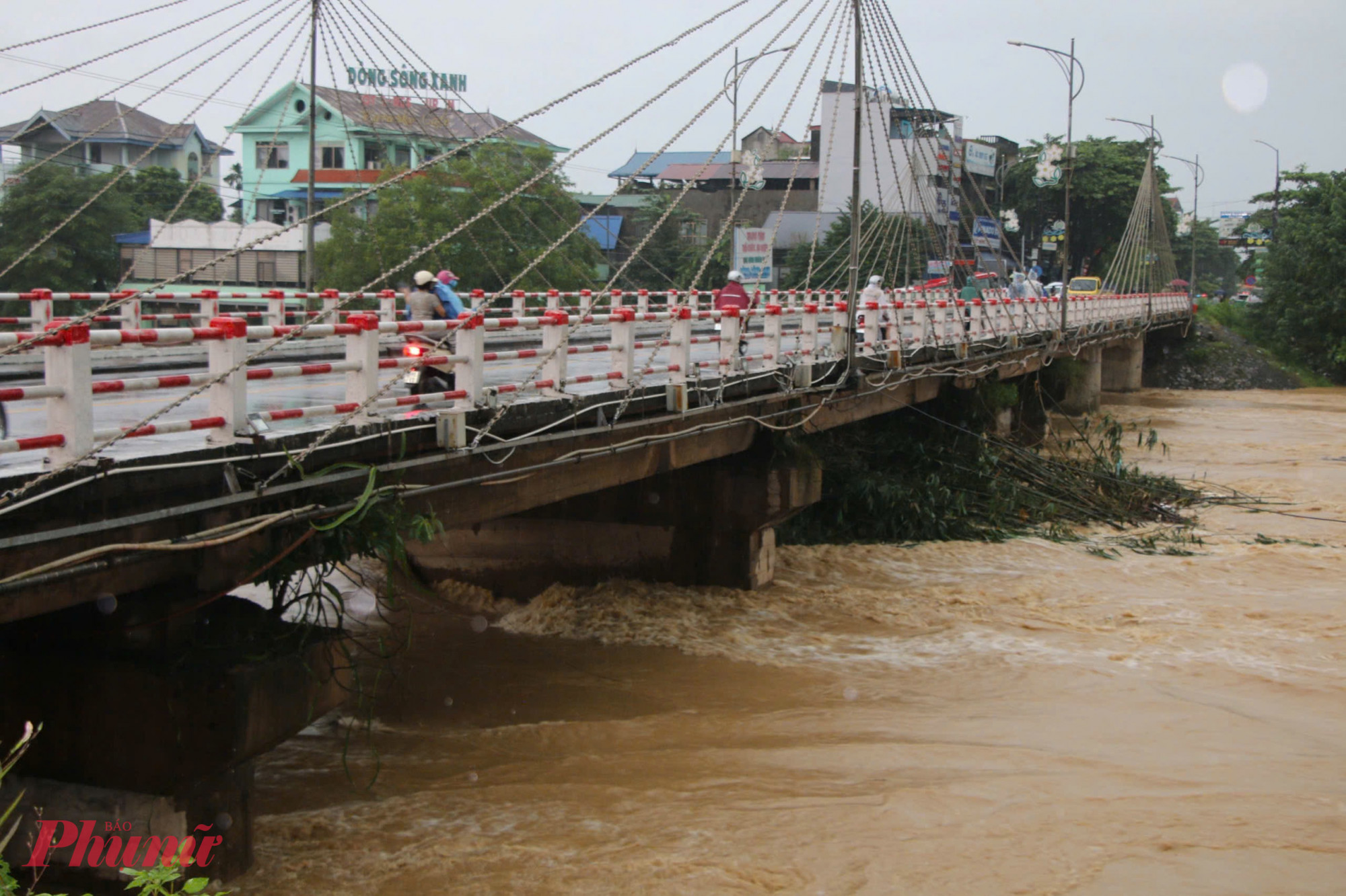 Cụ thể, mực nước trên sông Cầu tại trạm Gia Bảy lúc 5g ngày 08/10/2025 là 29,90m đã vượt báo động 3 (27,00m) là 2,9m cao hơn đỉnh lũ lịch sử năm 2024 (1,09m).