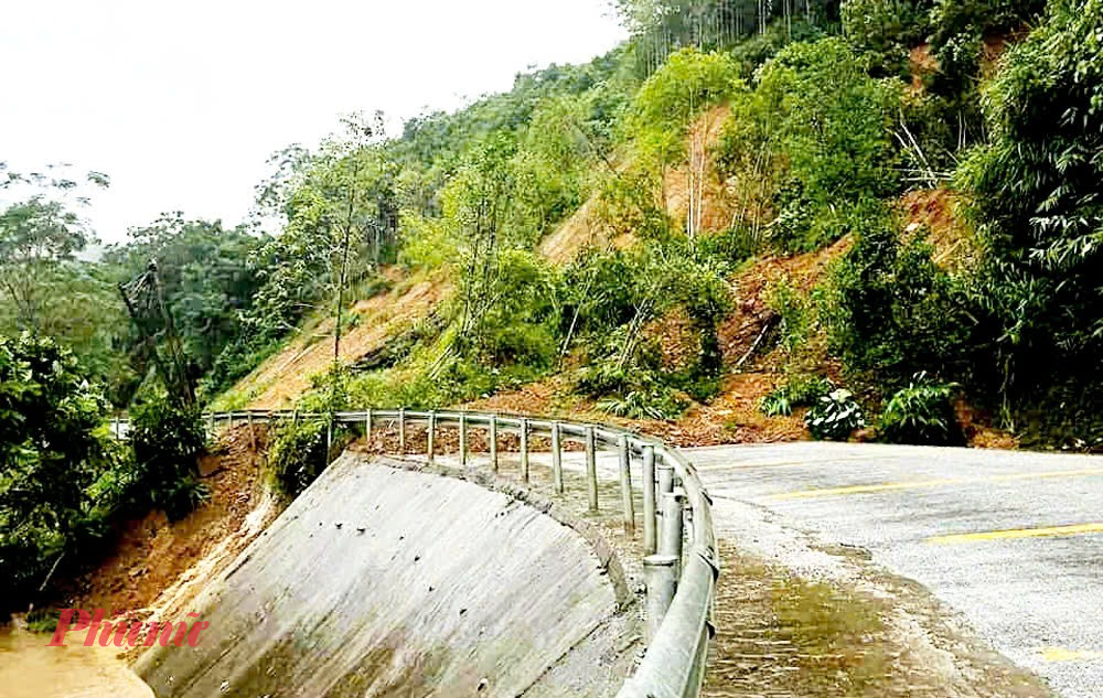Nhiều khu vực sạt lở đất, nhiều tuyến đường giao thông bị ngập lụt, chia cắt.