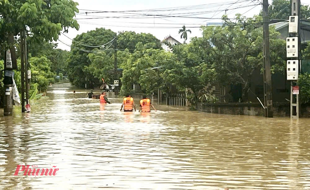 Tình hình thiệt hại thống kê sơ bộ cho thấy có 4 người chết, 2 người mất tích, 2 bị thương; Thiệt hại về nhà ở 5.450 nhà (22 nhà tốc mái; 359 nhà sạt lở taluy dương; trong đó 70 nhà di dời khẩn cấp; ngập nước, cô lập 5.096 nhà, trong đó có 490 nhà đã di dời khẩn cấp). 
