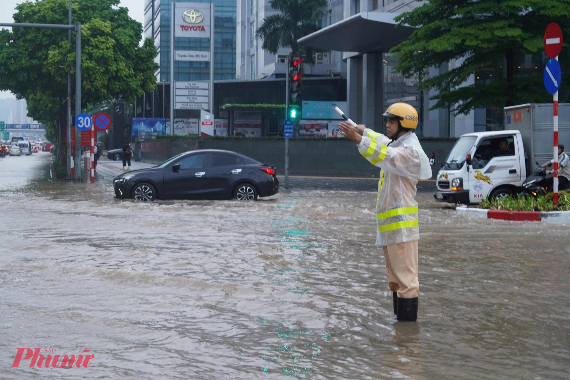 Theo Công ty Thoát nước Hà Nội thống kê, ngày 8/10 còn 12 điểm ngập ở nội thành Hà Nội gồm: Khu đô thị Resco, ngã 3 Mỹ Đình - Thiên Hiền, Lê Đức Thọ (quảng trường sân vận động Mỹ Đình), Dương Đình Nghệ - Nam Trung Yên (sau Keang Nam), Võ Chí Công (tòa nhà UDIC), Phú Xá (ngã 3 Phú Xá - Phúc Hoa), Phan Văn Trường, Trần Bình, đường gom đại lộ Thăng Long, Cầu Bươu Yên Xá, Triều Khúc, Tố Hữu (Lương Thế Vinh - Trung Văn).