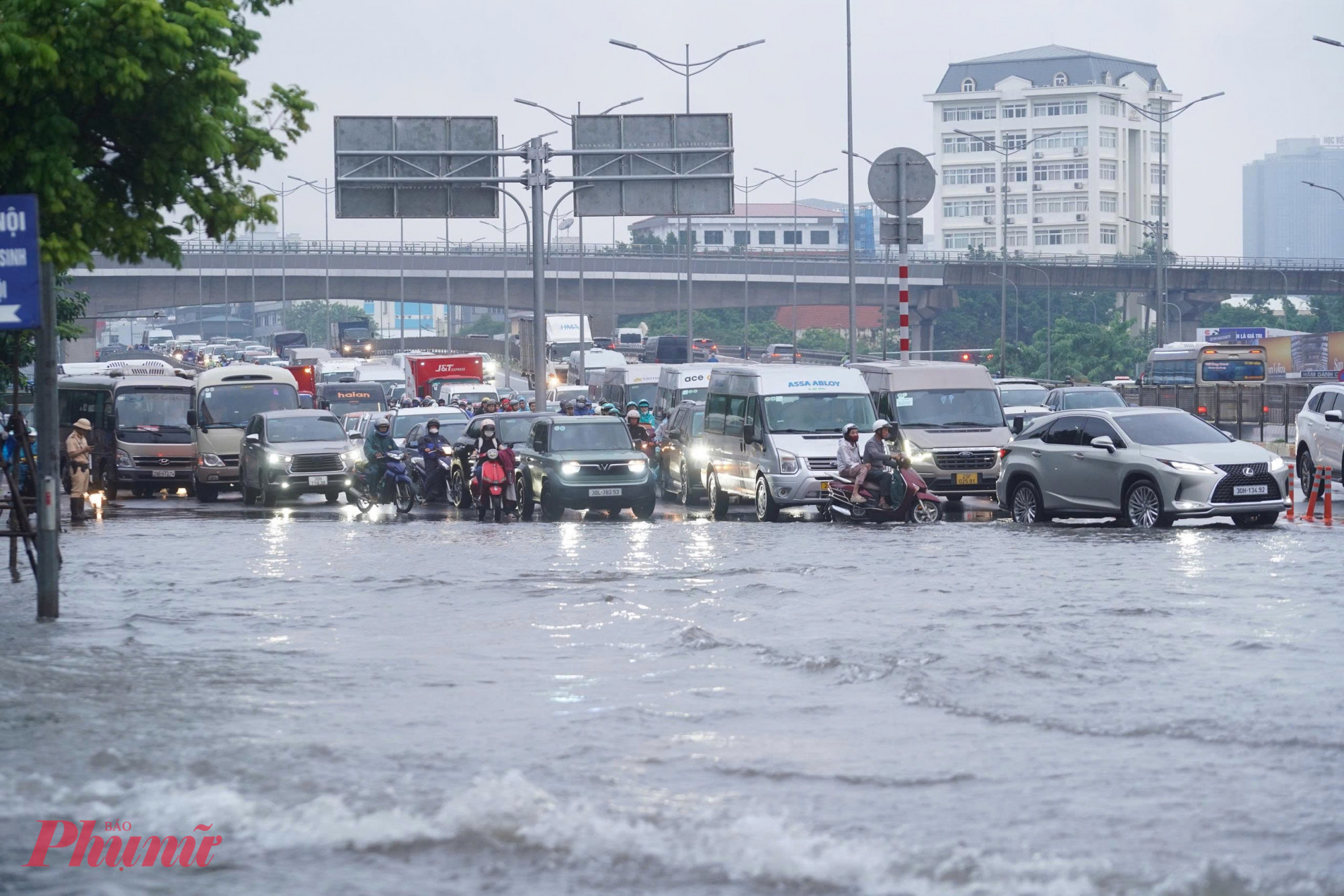 Nhiều tuyến đường trung tâm Thủ đô vẫn đang trong ngập sâu. 
