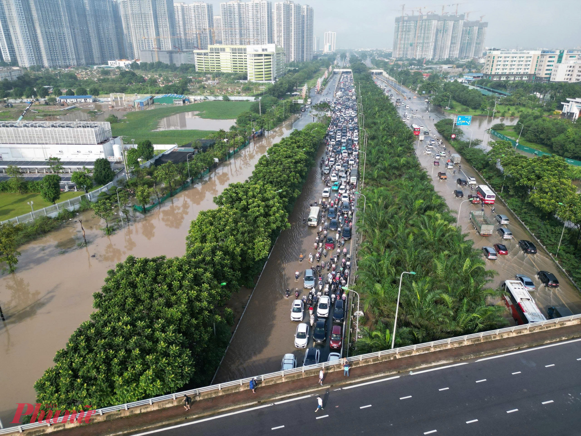 Đại lộ Thăng Long vẫn đang ngập khá sâu, xe cộ bì bõm lội nước.
