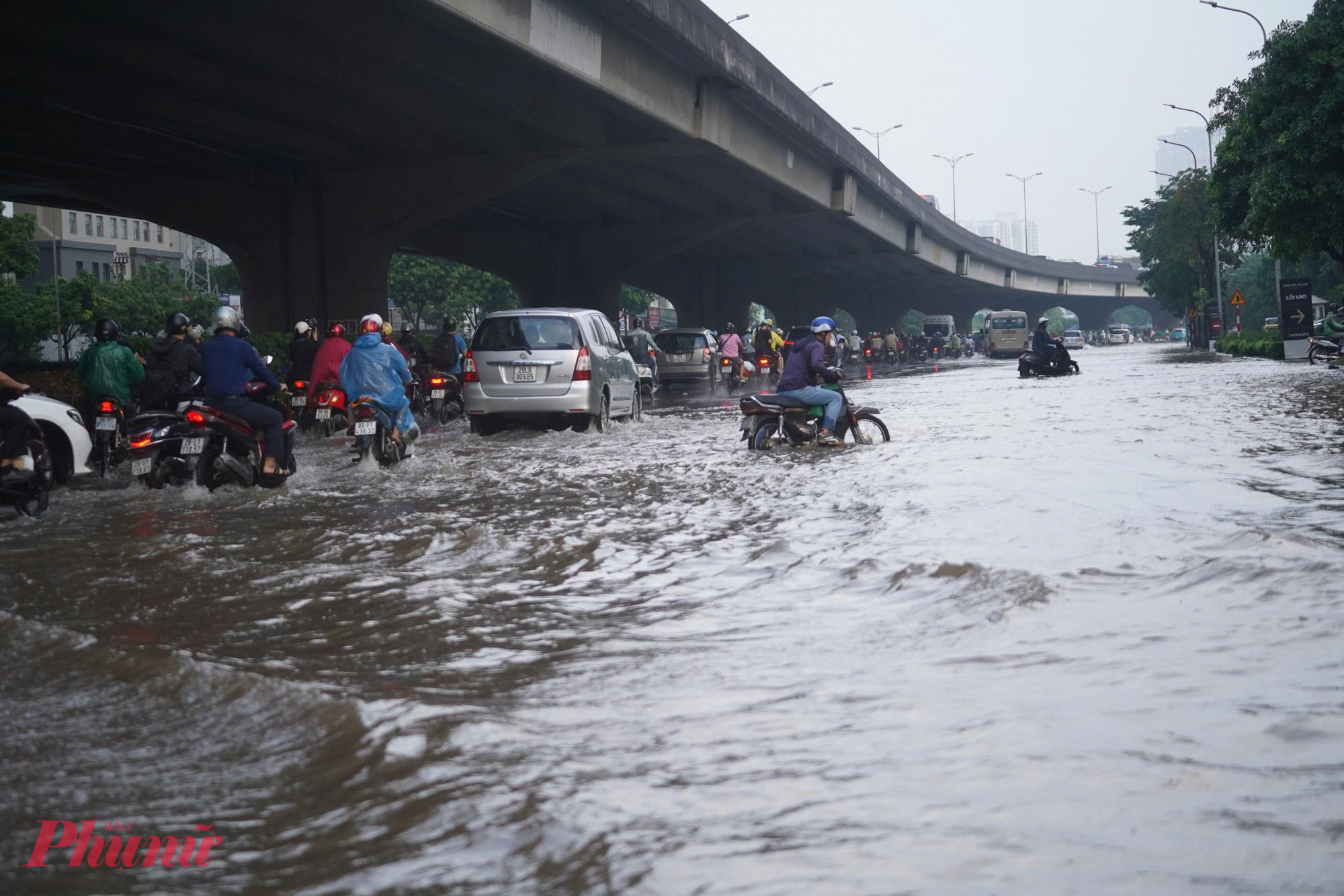 Tại đường Phạm Hùng vẫn đang ngập ở cả hai chiều đường.