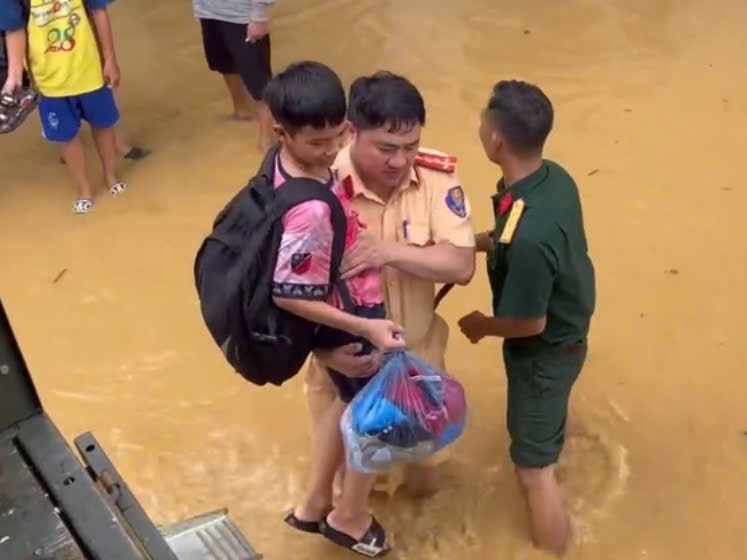 Người dân đã được sơ tán đến nơi an toàn. Ảnh: Công an cung cấp.